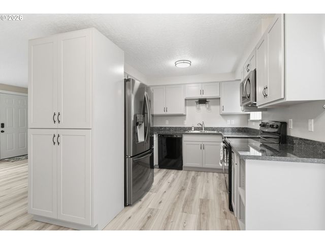 835 BOBOLINK Ave, Eugene, OR 97404