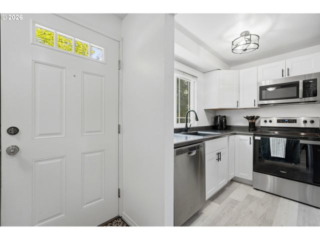 29750 Sw COURTSIDE Dr 6, Wilsonville, OR 97070