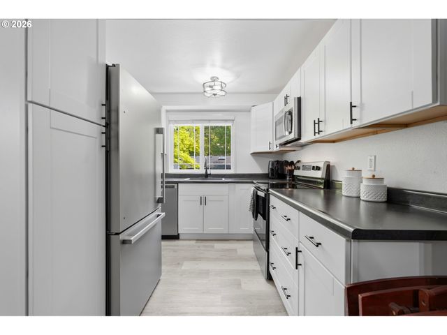 29750 Sw COURTSIDE Dr 6, Wilsonville, OR 97070