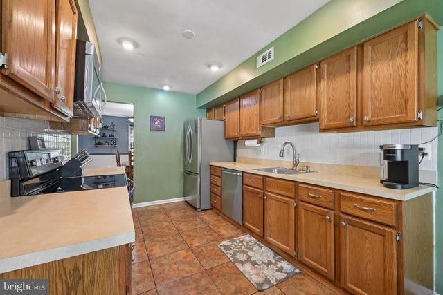 9 HUNTINGTON CT, Marlton, NJ 08053