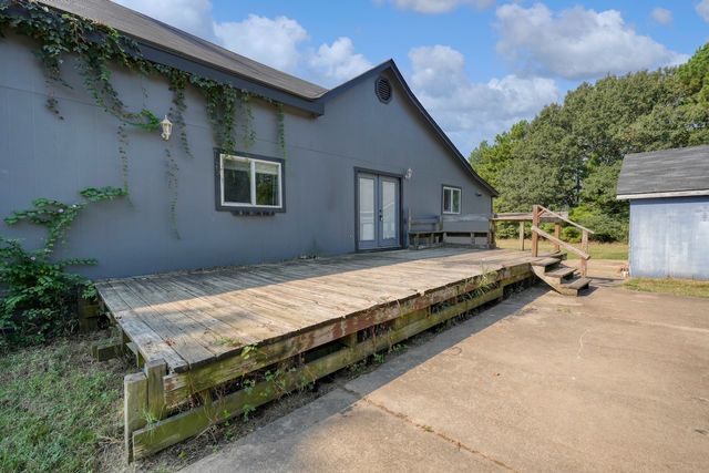 2071 W Point Tap Road, Palestine, TX 75803