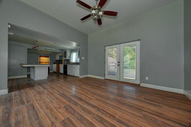 2071 W Point Tap Road, Palestine, TX 75803