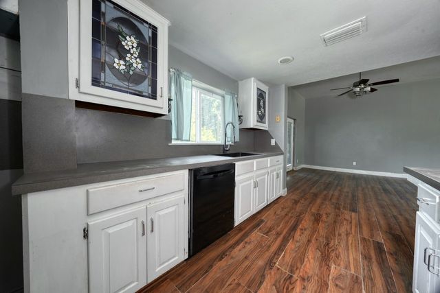 2071 W Point Tap Road, Palestine, TX 75803