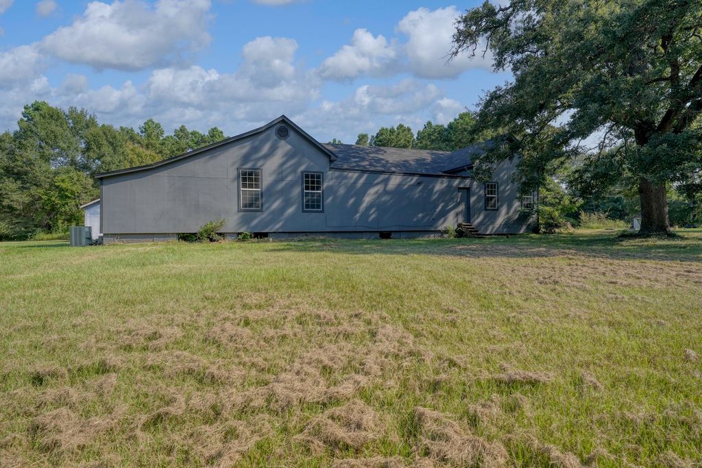 2071 W Point Tap Road, Palestine, TX 75803