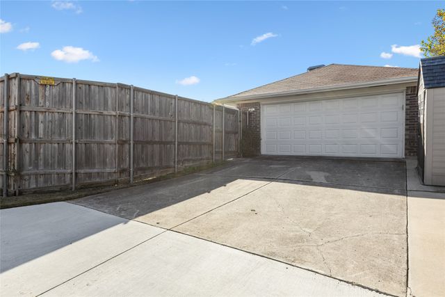 2619 Fallcreek Drive, Carrollton, TX 75006