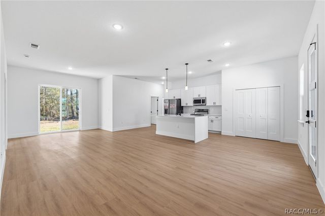 8041 N Pickinz Way, Citrus Springs, FL 34433