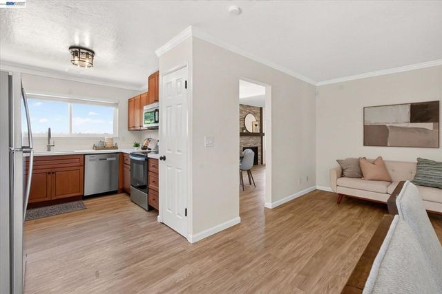 295 Iris Rd, Hercules, CA 94547