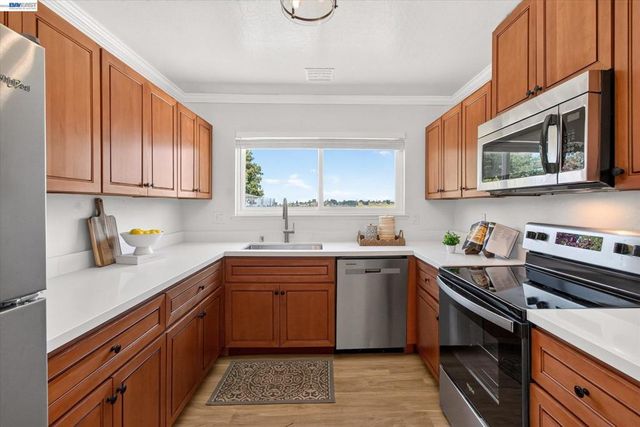 295 Iris Rd, Hercules, CA 94547