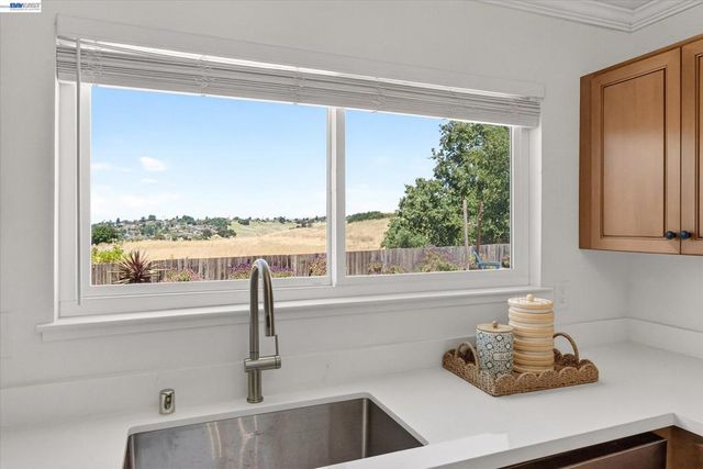 295 Iris Rd, Hercules, CA 94547