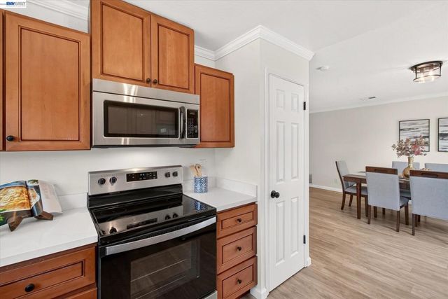 295 Iris Rd, Hercules, CA 94547