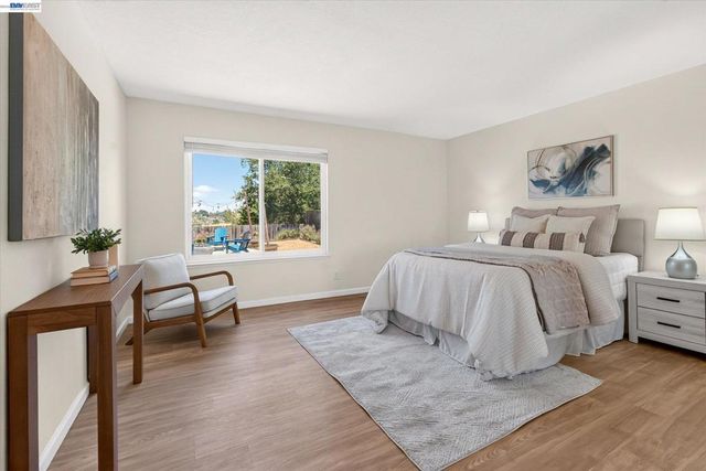 295 Iris Rd, Hercules, CA 94547