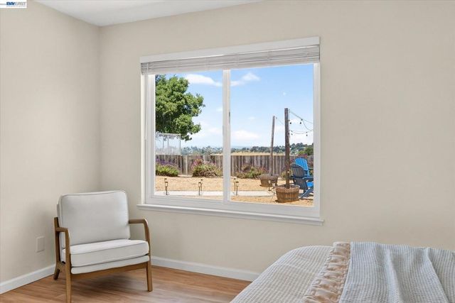 295 Iris Rd, Hercules, CA 94547