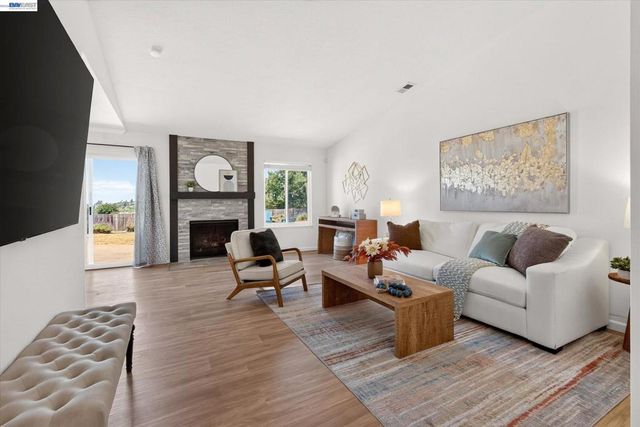 295 Iris Rd, Hercules, CA 94547