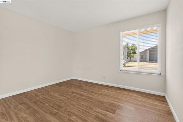 295 Iris Rd, Hercules, CA 94547