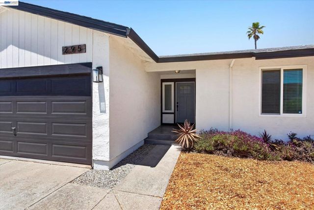 295 Iris Rd, Hercules, CA 94547