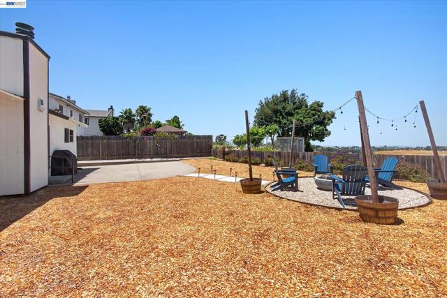 295 Iris Rd, Hercules, CA 94547