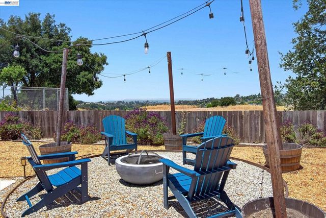 295 Iris Rd, Hercules, CA 94547