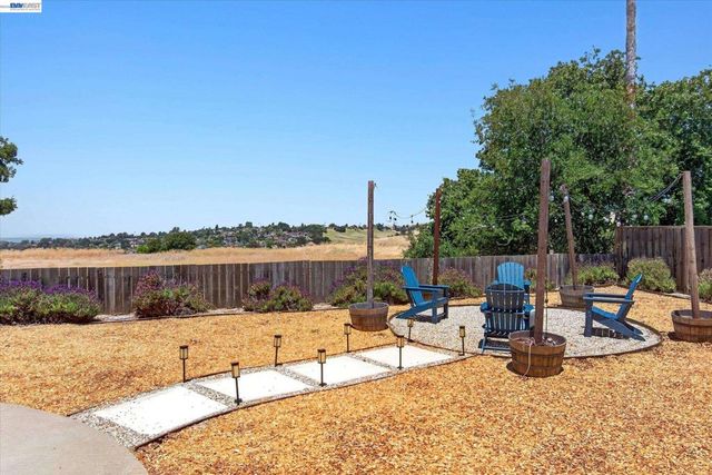 295 Iris Rd, Hercules, CA 94547