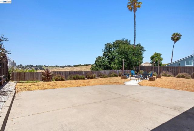 295 Iris Rd, Hercules, CA 94547