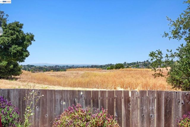 295 Iris Rd, Hercules, CA 94547