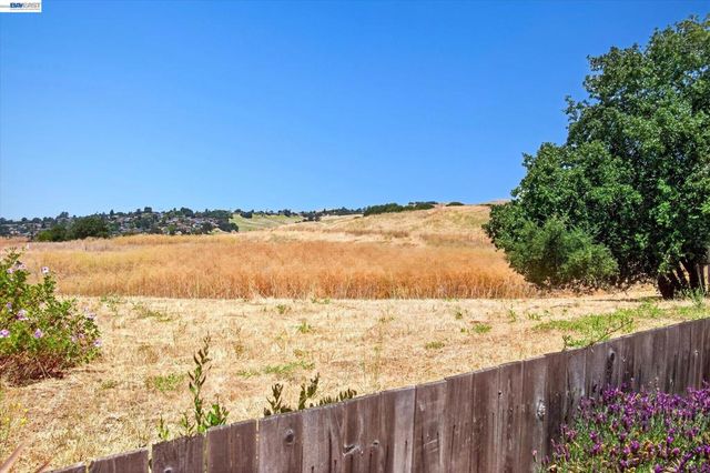 295 Iris Rd, Hercules, CA 94547