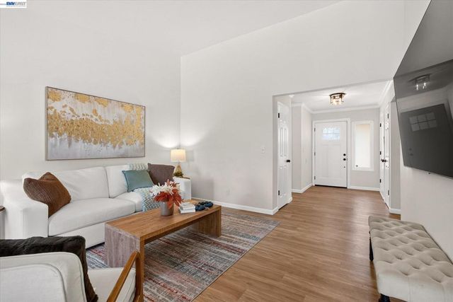 295 Iris Rd, Hercules, CA 94547