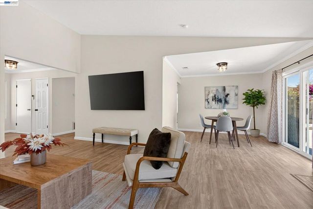 295 Iris Rd, Hercules, CA 94547