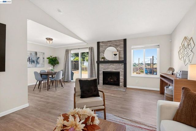 295 Iris Rd, Hercules, CA 94547