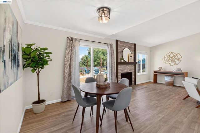 295 Iris Rd, Hercules, CA 94547