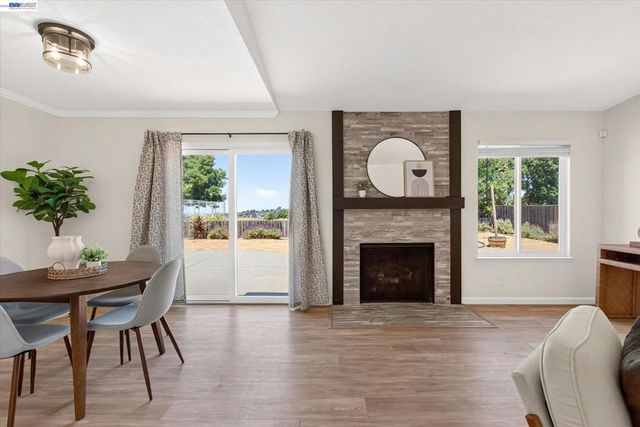 295 Iris Rd, Hercules, CA 94547