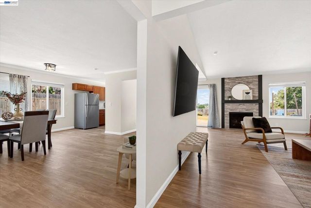 295 Iris Rd, Hercules, CA 94547