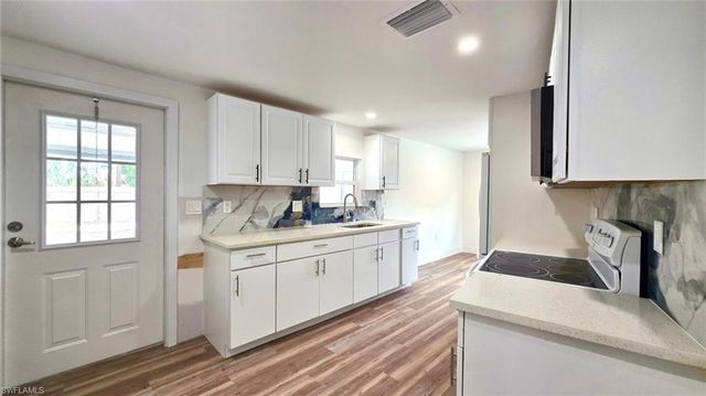 8180 Suncoast DR, North Fort Myers, FL 33917