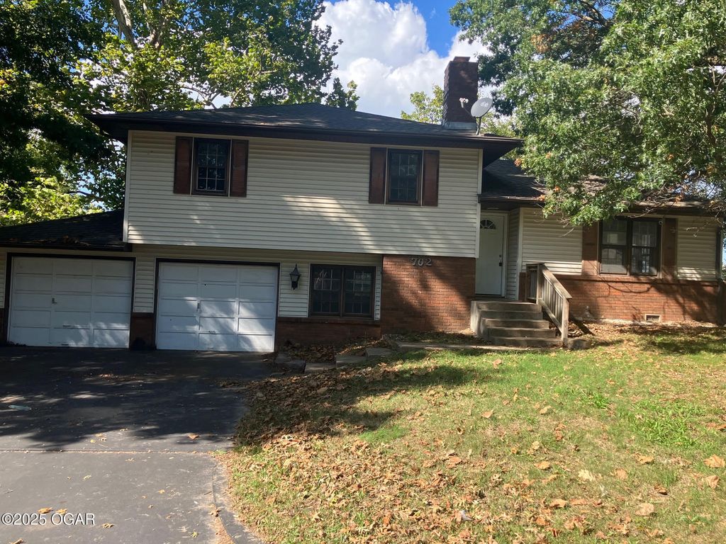 702 Crestview Drive, Monett, MO 65708