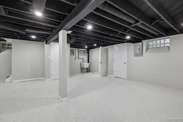 18961 Pennington Drive, Detroit, MI 48221