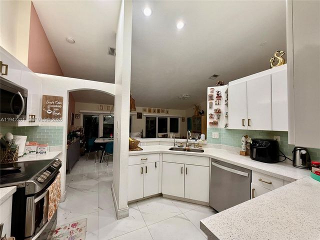 6301 NW 109th Ave, Doral, FL 33178