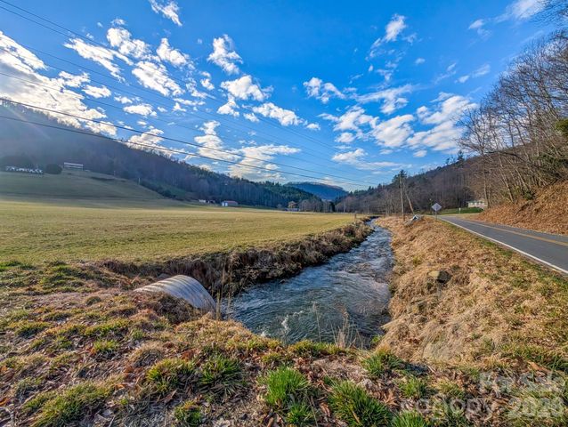 124 Shootout Lane, Burnsville, NC 28714