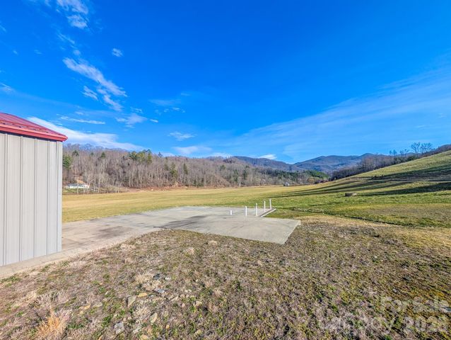 124 Shootout Lane, Burnsville, NC 28714