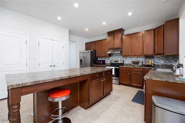 38488 Briar Lakes Drive, Avon, OH 44011