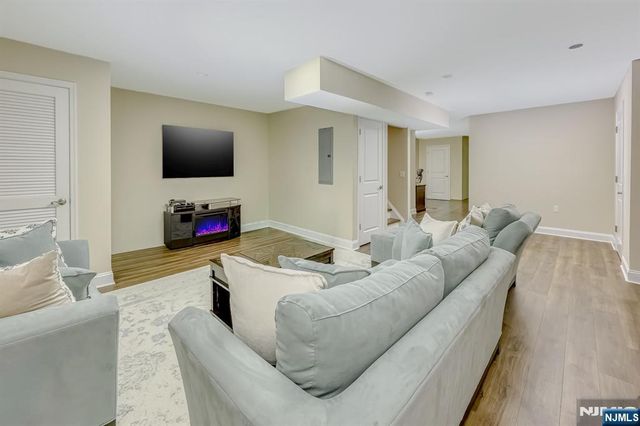 1004 Whitney Lane, Allendale, NJ 07401