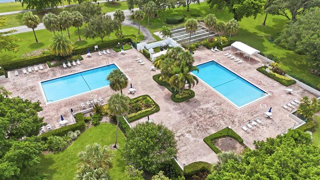 555 Oaks Lane 303, Pompano Beach, FL 33069