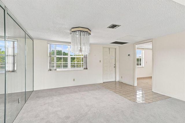 555 Oaks Lane 303, Pompano Beach, FL 33069