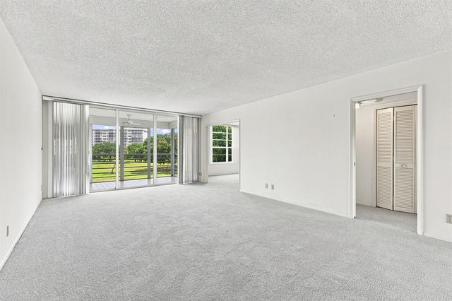 555 Oaks Lane 303, Pompano Beach, FL 33069