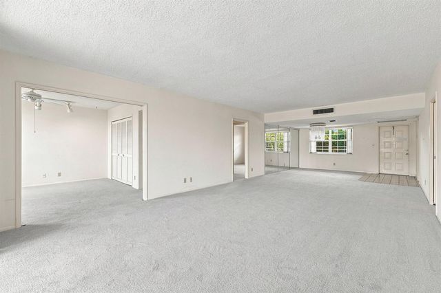 555 Oaks Lane 303, Pompano Beach, FL 33069
