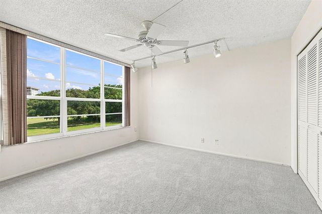 555 Oaks Lane 303, Pompano Beach, FL 33069