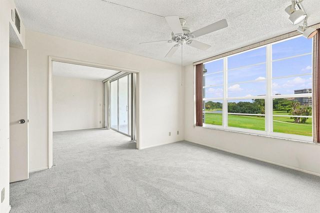 555 Oaks Lane 303, Pompano Beach, FL 33069