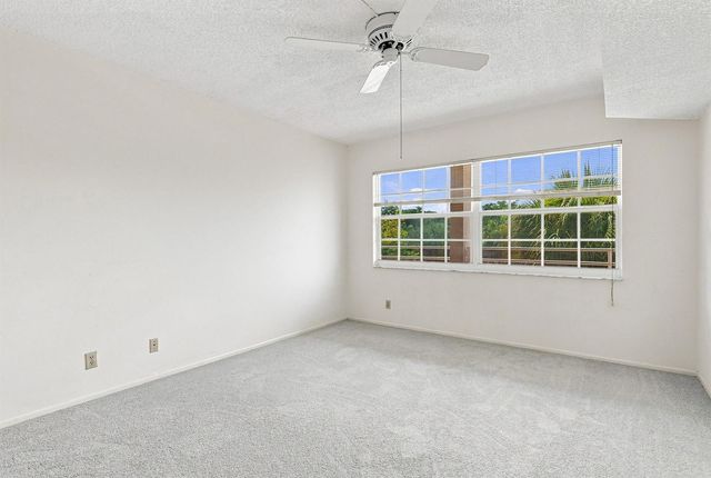 555 Oaks Lane 303, Pompano Beach, FL 33069