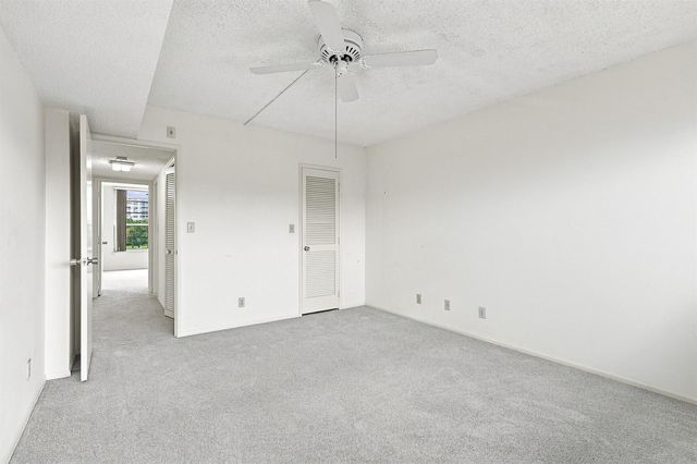 555 Oaks Lane 303, Pompano Beach, FL 33069