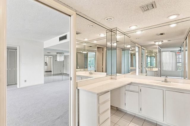 555 Oaks Lane 303, Pompano Beach, FL 33069