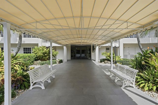 555 Oaks Lane 303, Pompano Beach, FL 33069