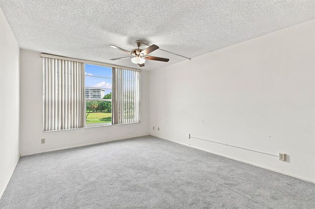 555 Oaks Lane 303, Pompano Beach, FL 33069
